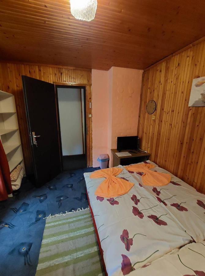 Garden Etterem Kavezo Es Panzio Tahitófalu Εξωτερικό φωτογραφία