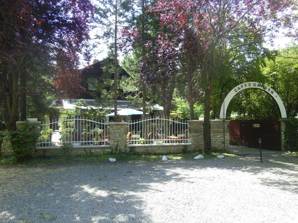 Garden Etterem Kavezo Es Panzio Tahitófalu Εξωτερικό φωτογραφία